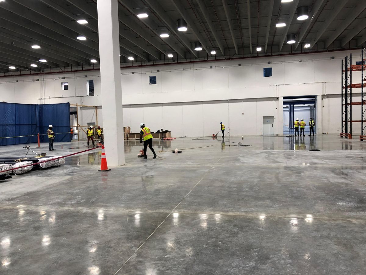 Equipo de Grupo Casay puliendo el piso de la nave de Fresenius Kabi con pulidoras